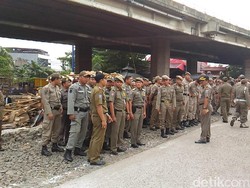 Kalah Jumlah, Satpol PP Urung Bongkar Bedeng Kalijodo