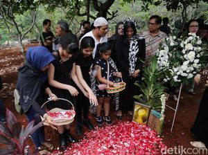 Makam Yana Zein akan Dipindahkan Makam Yana Zein akan Dipindahkan