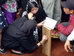 Ayu Azhari Hadiahi Yana Zein dengan Tulisan di Nisan