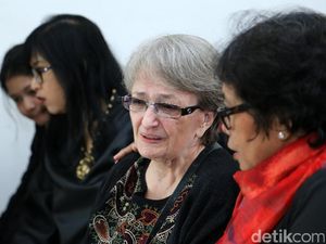 Ibunda Yana Zein Kecewa Dengan Kegaduhan di Rumah Duka Ibunda Yana Zein Kecewa Dengan Kegaduhan di Rumah Duka