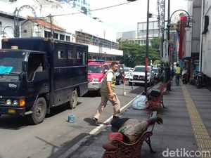 Pemkot Bekasi Pulangkan Ratusan Perantau Telantar ke Daerah Asal Pemkot Bekasi Pulangkan Ratusan Perantau Telantar ke Daerah Asal