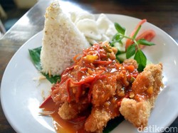 Summerbird: Mantap! Nasi Ayam Garo Rica Berlumur Saus Merah yang Pedas