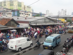 PKL Tanah Abang Tetap Berjualan Meski Ditertibkan 4 Kali Sehari
