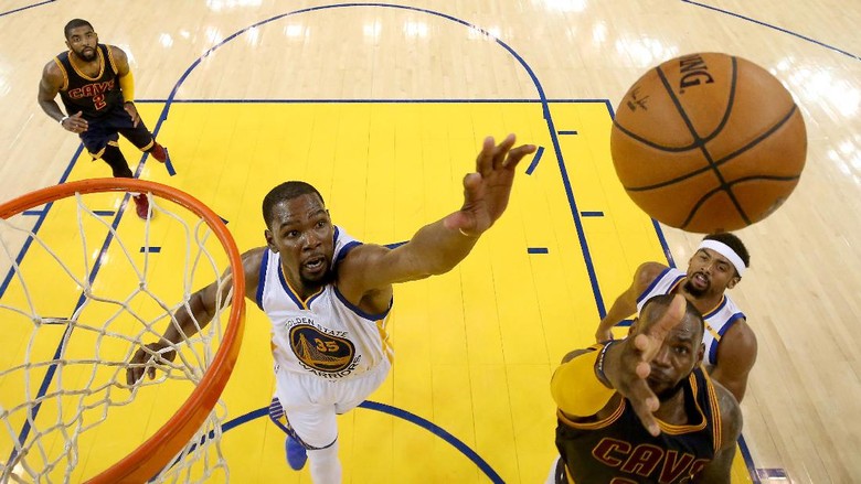 Durant dan Curry Pimpin Warriors Gasak Cavs di Gim Pertama Durant dan Curry Pimpin Warriors Gasak Cavs di Gim Pertama