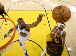 Durant dan Curry Pimpin Warriors Gasak Cavs di Gim Pertama