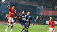 Tertinggal 2-0, Arema masih kesulitan untuk keluar dari tekanan.