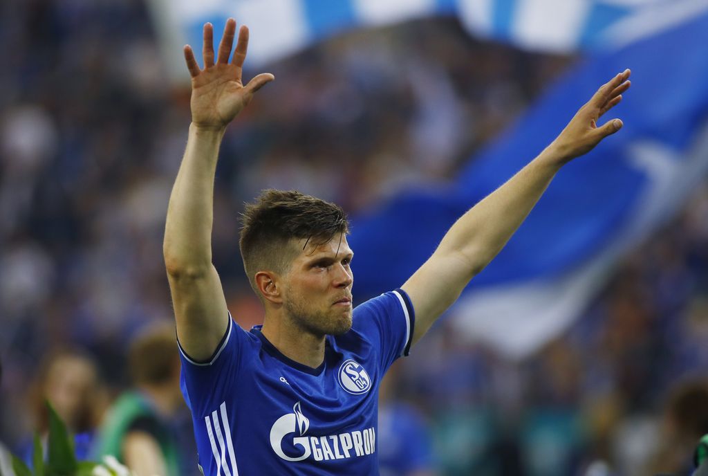 Football Soccer - Schalke 04 v Hamburg SV - Bundesliga - Veltins-Arena, Gelsenkirchen, Germany - 13/5/17 Schalke's Klaas-Jan Huntelaar gestures towards fans after the match  Reuters / Leon Kuegeler Livepic DFL RULES TO LIMIT THE ONLINE USAGE DURING MATCH TIME TO 15 PICTURES PER GAME. IMAGE SEQUENCES TO SIMULATE VIDEO IS NOT ALLOWED AT ANY TIME. FOR FURTHER QUERIES PLEASE CONTACT DFL DIRECTLY AT + 49 69 650050.