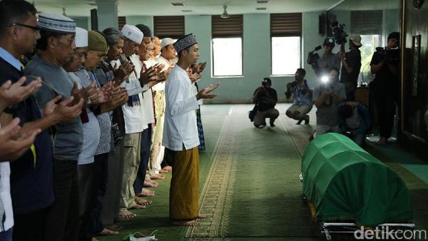 Prosesi Salat Jenazah Yana Zein Hingga Dua Kali