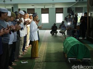 Prosesi Salat Jenazah Yana Zein Hingga Dua Kali Prosesi Salat Jenazah Yana Zein Hingga Dua Kali