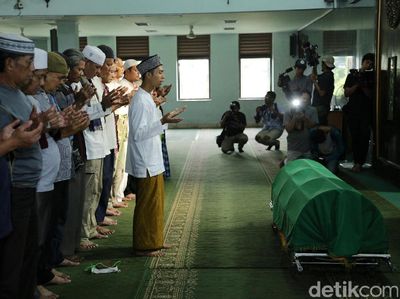 Prosesi Salat Jenazah Yana Zein Hingga Dua Kali