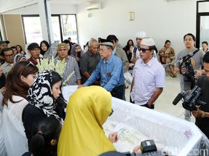 Kisruh Agama Yana Zein, Ayahanda: Dia Meninggal dengan Husnul Khotimah Kisruh Agama Yana Zein, Ayahanda: Dia Meninggal dengan Husnul Khotimah