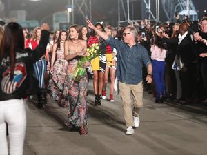 Gigi Hadid Gelar Fashion Show di Venue Konser Pink Floyd dan Jimi Hendrix