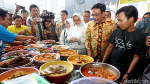 Djarot Belanja Takjil di Pasar Benhil