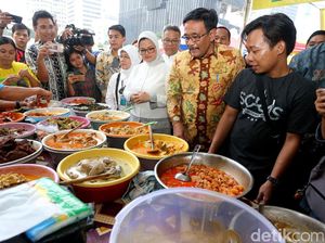 Djarot Belanja Takjil di Pasar Benhil