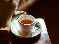 Alasan di Balik Anjuran Minum Teh Manis Hangat saat Berbuka