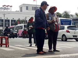 Inang-inang Penjual Duit Receh Bisa Untung hingga Rp 10 Juta