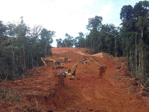 Tahun Ini Jalan Trans Papua Barat Tembus 100% Tahun Ini Jalan Trans Papua Barat Tembus 100%