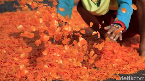 Puasa, Penjualan Kerupuk Bawang Melempem