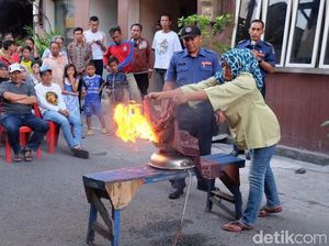 Warga Eks Lokalisasi Putat Jaya Tak Takut Lagi Padamkan Api