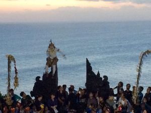 Terpukau Aksi Lincah Hanoman di Pura Uluwatu