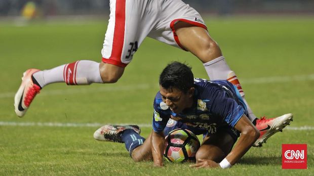 Dedik Setiawan buang peluang emas di depan gawang.