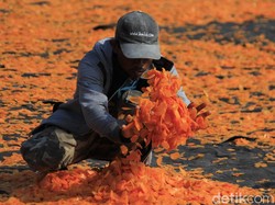 Penjualan Kerupuk Bawang di Bandung Anjlok saat Ramadan