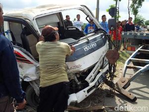 Truk Kargo Tersambar KA Prameks di Prambanan