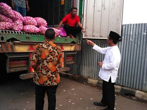 Sidak ke Kramat Jati, Mentan Pastikan Stok Bawang Putih Berlimpah