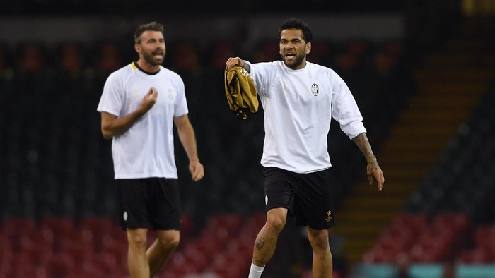 Buffon Manfaatkan Alves untuk Panaskan Langit Cardiff