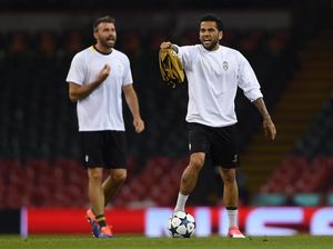 Buffon Manfaatkan Alves untuk Panaskan Langit Cardiff