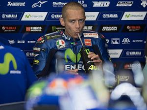 Rossi Terganggu dengan Rasa Sakit di Lengan Kanannya