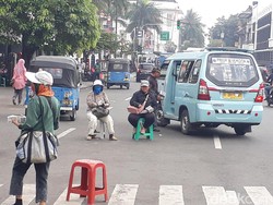 Risiko Profesi Tukar Uang Pinggir Jalan: Jadi Sasaran Jambret