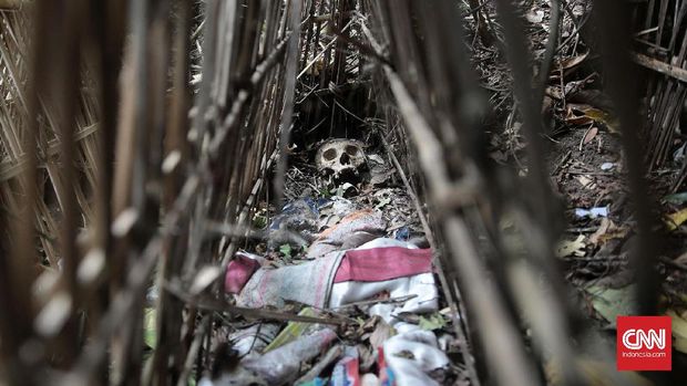 TRUNYAN DESA SERIBU TENGKORAK Di makam Trunyan akan menemukan mayat-mayat orang yang sudah meninggal tanpa dikuburkan ataupun dibakar sebagaimana yang biasa kita lihat. Proses penguburan mayatnya terbilang unik, dimana para mayat tersebut diletakkan diatas permukaan tanah saja dan dibiarkan hingga menjadi tengkorak serta membusuk. Cuma diselimuti dengan beberapa helai kain yang menutupi tubuh si mayat tersebut. Kemudian disekeliling mayat ditutupi dengan anyaman yang terbuat dari bambu. Meskipun demikian, aroma busuknya tidak menebar kemana-mana. CNN Indonesia/Andry Novelino