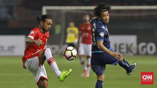 Rohit Chand sukses meredam agresivitas playmaker Arema FC Esteban Vizcarra.