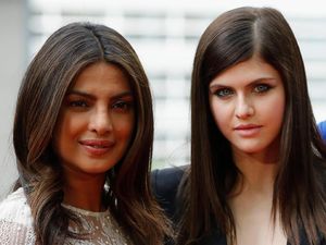 Versus: Lebih Hot Mana Priyanka Chopra Atau Alexandra Daddario?