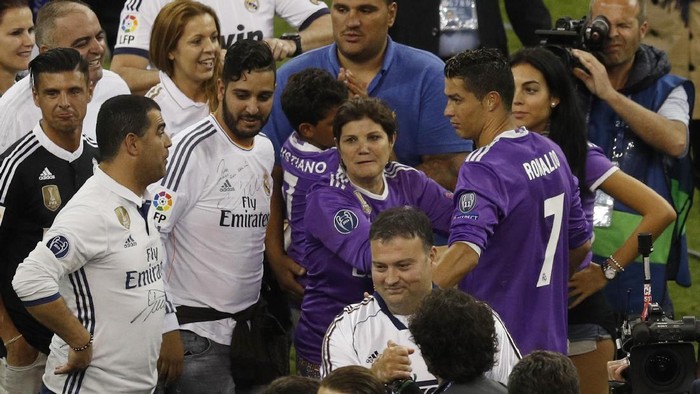 Ronaldo Gandeng Pacar, Anak, dan Ibu untuk Rayakan Juara