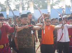 Saat Ketua MPR Memanah Bareng Ustaz Yusuf Mansur