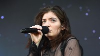 Lorde Telanjang di Virgin, Tapi Tetap Tak Terbaca