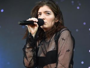 Lorde Telanjang di Virgin, Tapi Tetap Tak Terbaca Lorde Telanjang di Virgin, Tapi Tetap Tak Terbaca