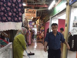 Hujan Deras, Air Masuk ke Kios Pedagang di Pasar Tebet