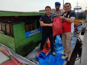 Kapal Penyelundup 19 Ton Bawang Merah Diamankan di Perairan Sumut Kapal Penyelundup 19 Ton Bawang Merah Diamankan di Perairan Sumut