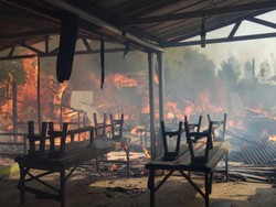 Warung Tenda Seafood di Jembatan PLTU Ancol Dilalap Api