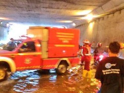 Damkar Sedot Genangan Air di Underpass Cawang yang Bikin Macet