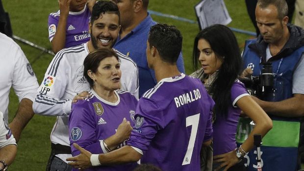 Cristiano Ronaldo bersama sang ibu di lapangan saat masih berseragam Real Madrid. (