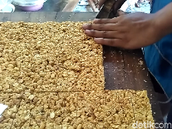 Jelang Lebaran, Produsen Geti di Blitar Panen Pesanan