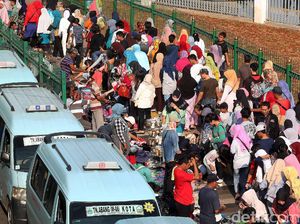 Anies Cari Solusi Permanen Tertibkan PKL Tanah Abang