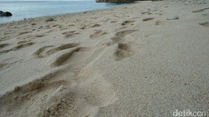 Potret Instagenic Pantai Sumur Tiga yang Punya Air Tawar