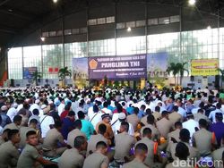 Panglima TNI Bagikan 1.000 Bingkisan untuk Anak Yatim di Yogya