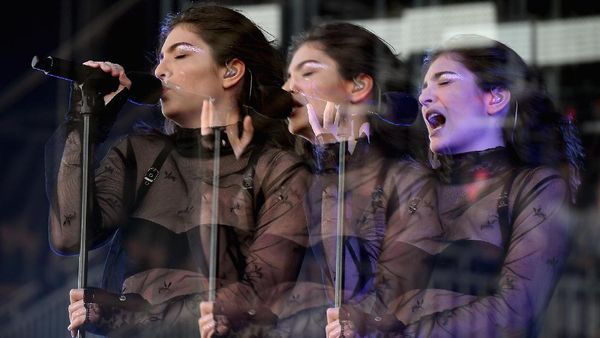 Lorde Tampil Monokrom Nan Menerawang