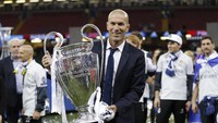 Pelatih Real Madrid, Zidane mengangkat tropi Liga Champions.